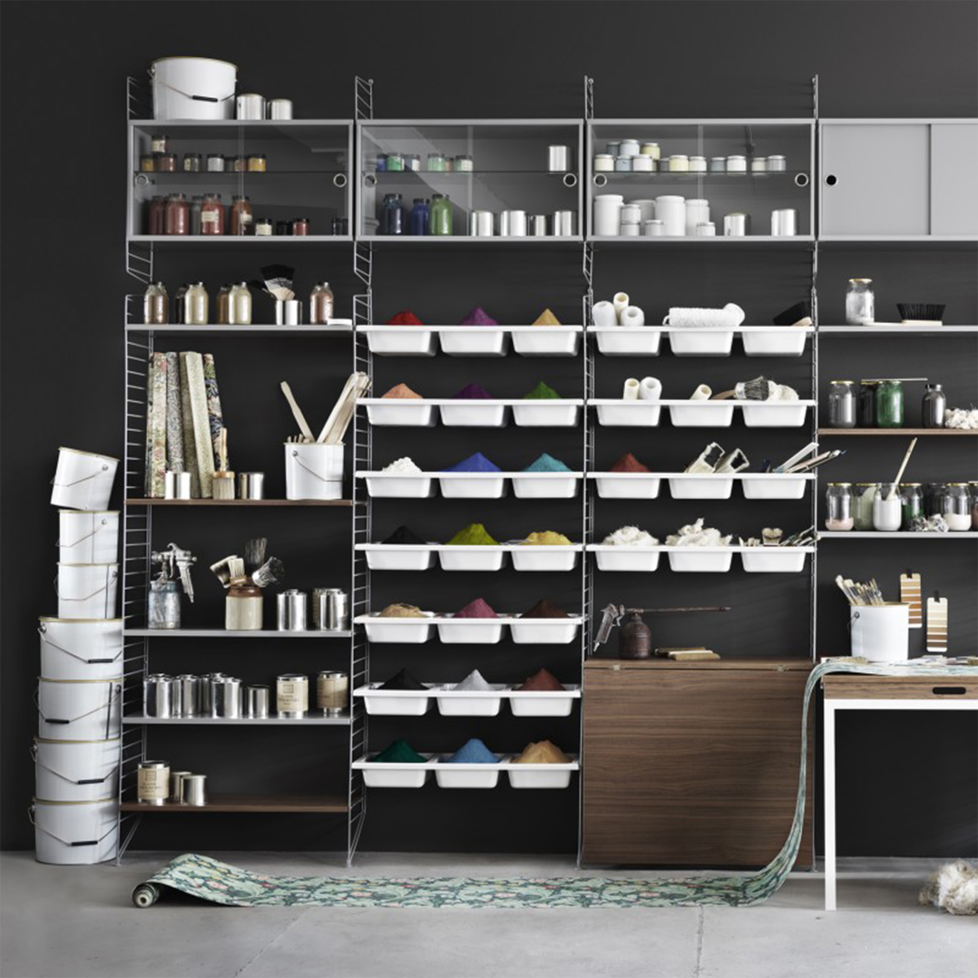 Vitrinskåp 78x30x42 grå, String | Handla förvaring online | Designtorget.se