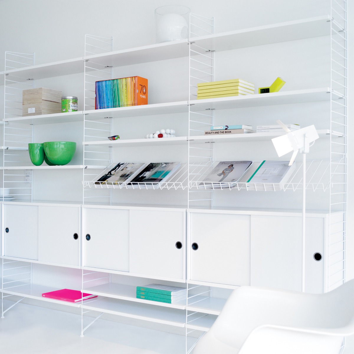 Skåp m skjutdörrar 78x30x42 vit, String Furniture | Handla förvaring ...