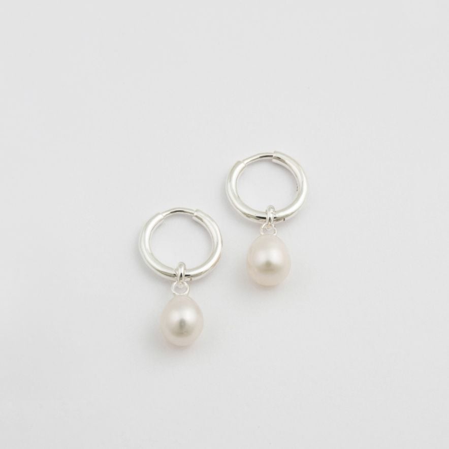 Syster P Örhängen Treasure Pearl Hoops Silver