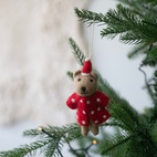 Julhänge Björn med prickig rock