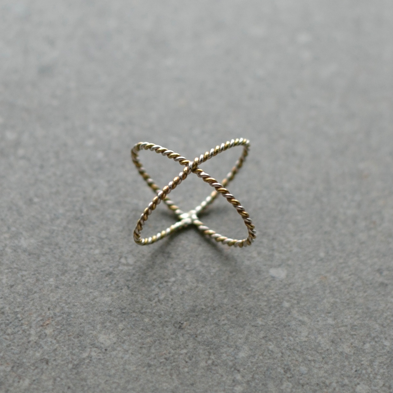 Ring Korsad snurr silver/mässing